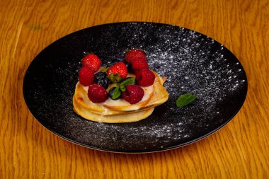 Nane yaprakları krep çilek ile hizmet