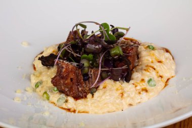 Sığır eti ve otlar ile risotto