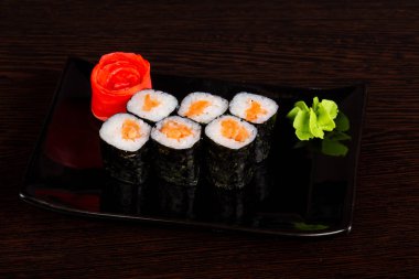 Japon geleneksel rulo somon ile