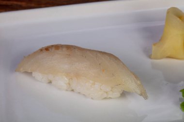 Ham dorada ile soğuk suşi