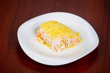 Somon ve peynir Mimoza salatası