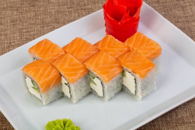 Somon ve yumuşak peynir rulo