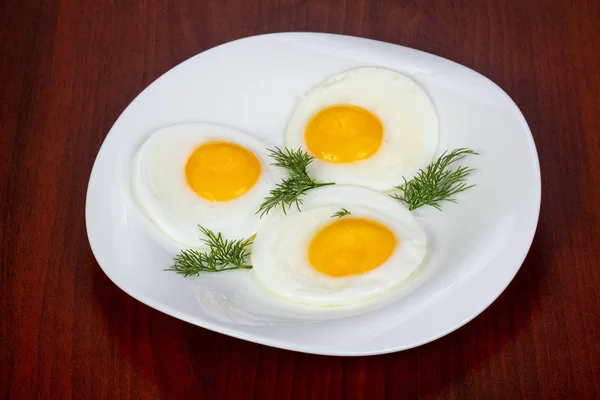 Αυγά Τηγανιτά Τρεις Σερβίρεται Άνηθο — Φωτογραφία Αρχείου