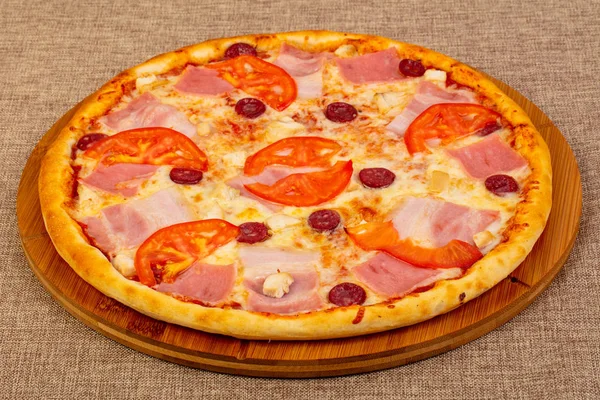 Pizza Bekonem Pomidorami — Zdjęcie stockowe