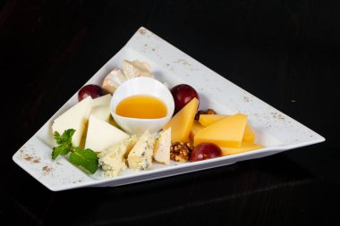 Peynir tabağı mix - brie, parmesan, mavi