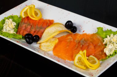 Dilimlenmiş limon ile somon snack