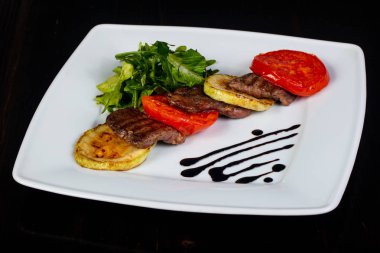 Sebze ve otlar ile ızgara sığır eti