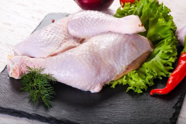 Yemek pişirmek için çiğ tavuk budu