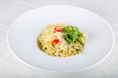 Mantarlı makarna rucola hizmet