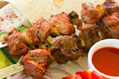 Sığır eti Barbekü soğan ve sos ile