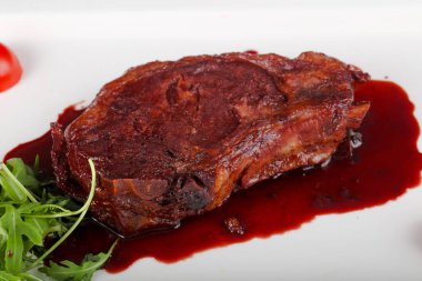 Böğürtlen soslu biftek.