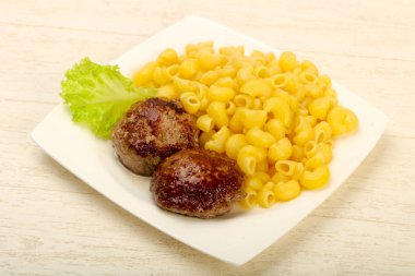 Pirzola ile makarna makarna