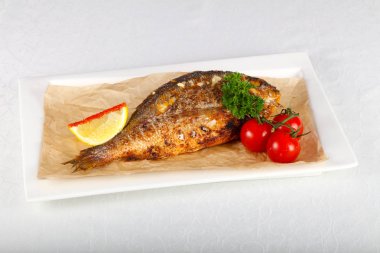 Dorada balık beyaz masada kavrulmuş