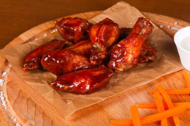 Tavuk kanatları Barbekü sos