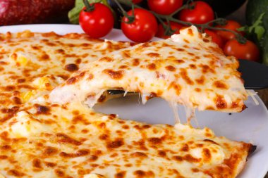 Lezzetli dört peynirli pizza 