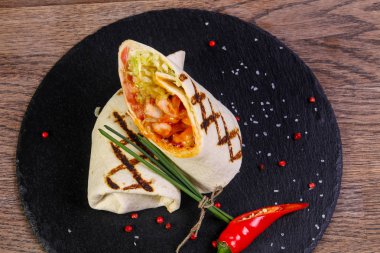 Tavuk ile biber hizmet tortilla rulo