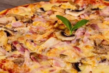 Jambon ve mantar pizza fesleğen hizmet