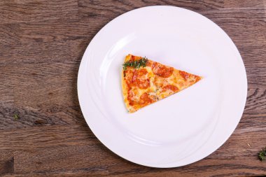 Sıcak Pepperoni pizza peyniri ve domates ile