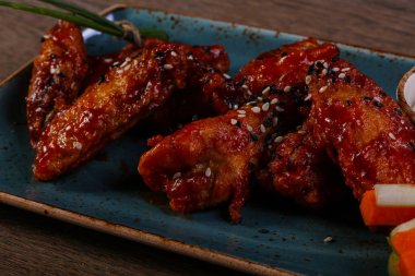 Tavuk kanadı dip sos ile