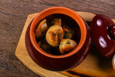 Krem ve otlar ile kavrulmuş köfte