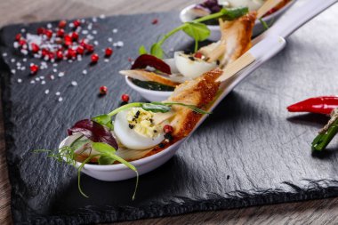 Yılan balığı ve Bıldırcın yumurta ile snack