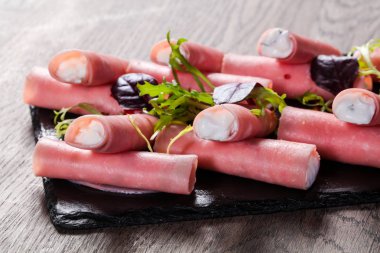 Ham plaka üzerinde peynir rulo dolması