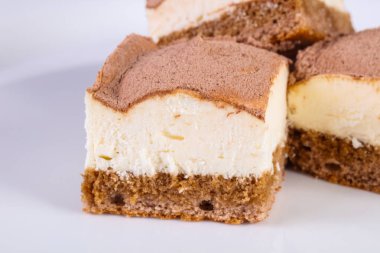 Kremalı tatlı ve taze kek. 