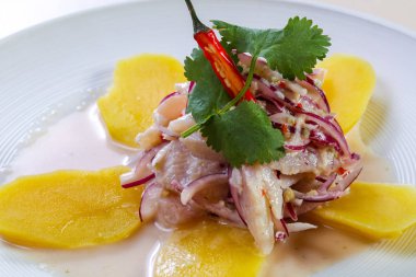 Patates Ceviche pollock ve soğan ile servis