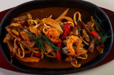 Deniz ürünleri makarna pan sos ile