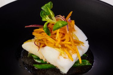 Tay tarzı pisi balığı yeşil fasulye ile