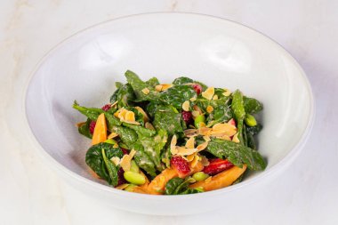 Meyve salatası mushmulla ve otlar