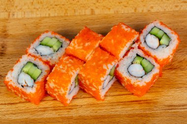 Karides ve tobiko ile rulo