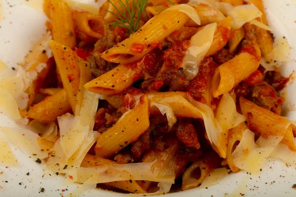 Penne Bolognese Parmezán Sajttal — Stock Fotó