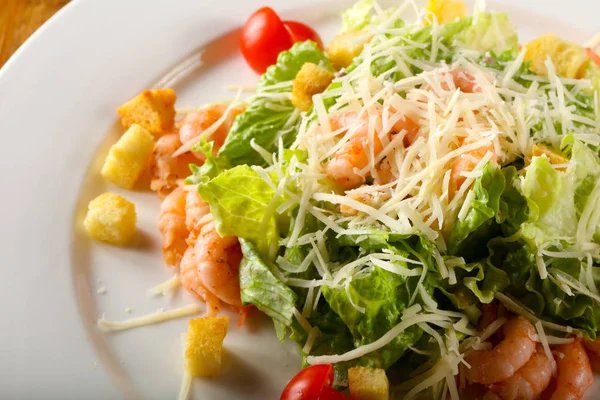 Ensalada César Con Gambas Parmesano —  Fotos de Stock