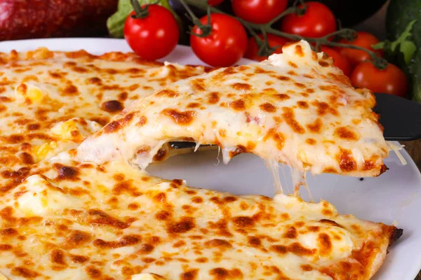 Smakelijke Vier Kaas Pizza — Stockfoto