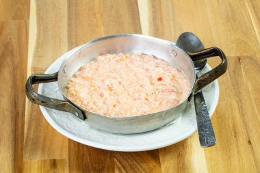 Sahanda yumurta domates ve baharatlar