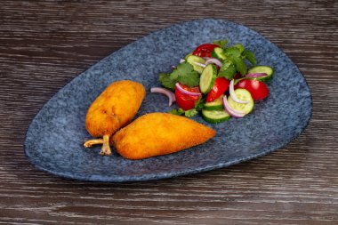 Lezzetli Kiev'in pirzola sebze salatası ile