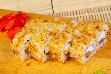 Peynir ile lezzetli okinawa suşi rulo