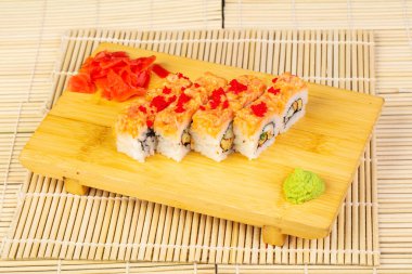 Lezzetli tuna tartar sosu ile rulo