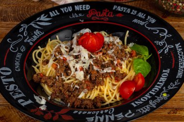 Sebze ile lezzetli bolognese çanak