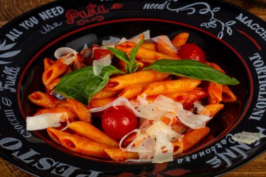 Baharat ve otlar ile domates makarna