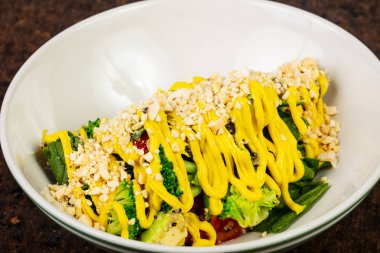 Lezzetli salata sosu, domates, brokoli ve marul