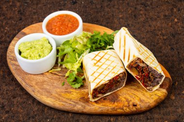 Lezzetli burito avokado makarna ve chili sos ile