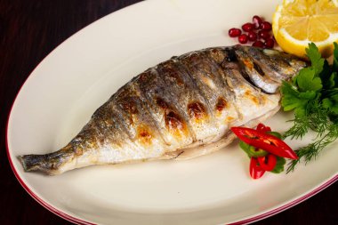 Limon ve otlar ızgara dorada servis