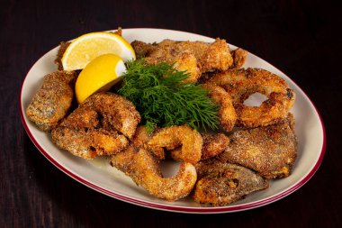 Limon ve dereotu servis kavrulmuş sazan balık