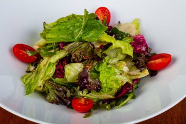 Lezzetli hafif salata marul ve domates ile