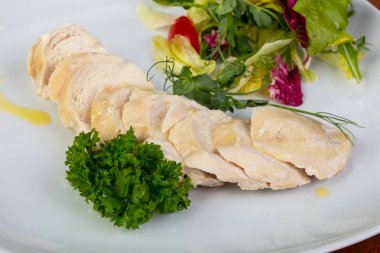 Lezzetli haşlanmış tavuk göğsü salatası ile