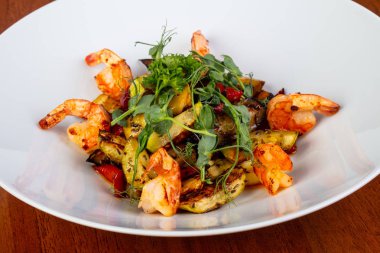 Sebze ile lezzetli ızgara kaplan karides