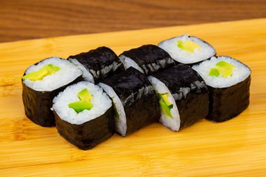 Lezzetli avokado sushi roll seti