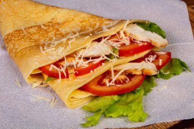 Tavuk ve domates ile gözleme